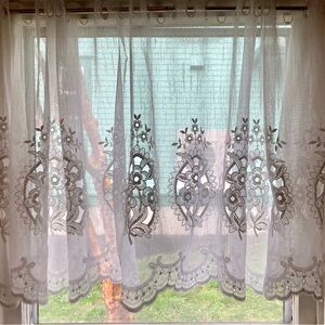 Vintage White Lace Window Valance Curtain Floral Design 24” tall X 82” wide
